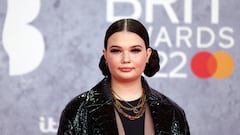 Preocupación por Lola Young: la artista de 24 años se desploma en medio de un concierto