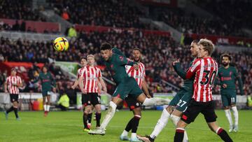 BRENTFORD, ENGLAND - JANUARY 02: Alex Oxlade-Chamberlain of Liverpool scores their 1st goal during the Premier League match between Brentford FC and Liverpool FC at Brentford Community Stadium on January 2, 2023 in Brentford, United Kingdom. (Photo by Jacques Feeney/Offside/Offside via Getty Images)