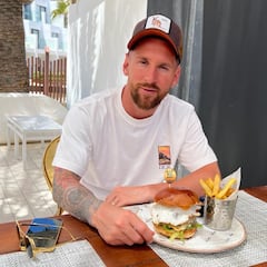Messi se da un homenaje en Ibiza probando un plato con su nombre