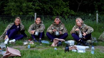 Las jugadoras inglesas acamparon con los marines para prepararse para el Mundial de Francia.