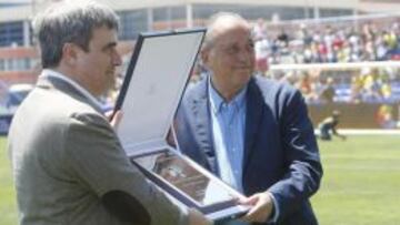 Cardenal entrega al Villarreal la placa al Mérito Deportivo