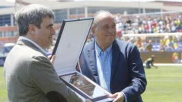 Cardenal entrega al Villarreal la placa al Mérito Deportivo