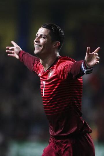 Cristiano Ronaldo celebrando después de anotar en el partido amistoso de fútbol Portugal - Camerún