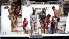 Lionel Messi, Luis Suarez, Cesc Fabregas and y sus familias en el lujoso yate que han alquilado durante sus vacaciones en Ibiza