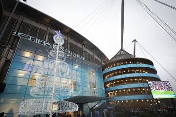 Ya lucían los adornos navideños fuera del Etihad Stadium, previo al choque entre City y Tottenham.