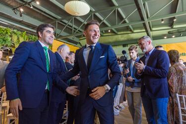 El presidente del Betis, Ángel Haro (d), junto al capitán bético, Joaquín Sánchez, quien además es accionista de la entidad verdiblanca, durante el acto de despedida que se le ha tributado al futbolista.