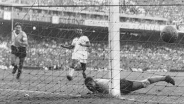 La derrota más famosa de todos los tiempos. Uruguay dio el gran golpe ante Brasil en el recién estrenado Maracaná, ante 173.850 personas controladas, el 16 de julio de 1950. Los charrúas ganaron su segunda Copa del Mundo, dando vuelta el marcador, con goles de Juan Alberto Schiaffino y Alcides Ghiggia.