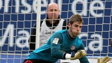 <b>EN FORMA. </b>De Gea realiza una parada durante un partido ante la mirada de Perea. El de Illescas crece y crece partido a partido.
