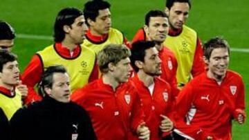 <b>PREPARADOS PARA LA SORPRESA. </b>El Stuttgart, con Cacau y Hleb en los extremos de la primera fila, se entrenó ayer en el Camp Nou.