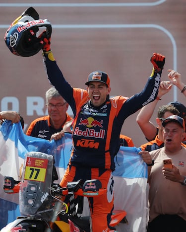 Luciano Benavides, piloto de Red Bull KTM Factory Racing, celebra tras ganar en la categoría de motos del Rally Dakar 2026.