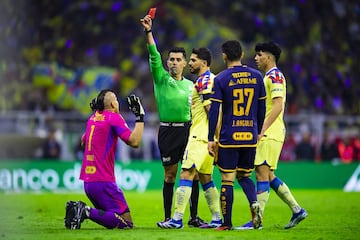  Referee Adonai Escobedo shows red card to Nahuel Guzman of Tigres  during the final second leg match between Club America and Tigres UANL as part of Torneo Apertura 2023 Liga BBVA MX, at Azteca Stadium, December 17, 2023, in Mexico City, Mexico.