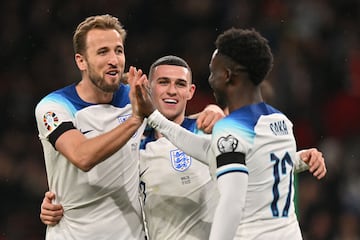 Harry Kane, Phil Foden y Bukayo Saka, jugadores de Inglaterra, celebran el gol anotado ante Malta.