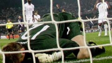 <b>UN ERROR FATAL. </b>Robert Green se lamenta tras fallar en el lanzamiento de Dempsey que acabó en el fondo de su portería.