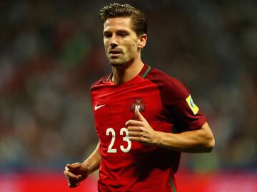 De padre portugués y madre francesa, Adrien Silva comenzó a jugar al fútbol en Francia, en el Girondins de Bordeaux, pero se mudó a Portugal, donde se convirtió en profesional y se iclinó por la selección lusa, en lugar de la francesa.