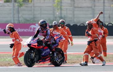 Jorge Martín celebra, junto a los comisarios de carrera, su victoria en la carrera del GP de Indonesia.