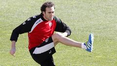 El centrocampista del Rayo Vallecano, Ra&uacute;l Baena, entrenando.