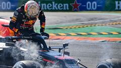 Verstappen baja del Red Bull tras el choque con Hamilton en Monza.