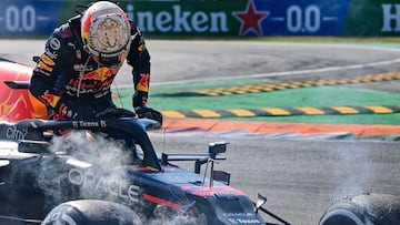 Verstappen baja del Red Bull tras el choque con Hamilton en Monza.