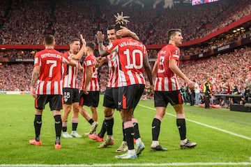 BILBAO, 24/10/2024.- Los jugadores del Athletic Club celebran el primer gol del equipo bilbaíno ante el Slavia de Praga durante el partido de Liga Europa disputado este jueves en San Mamés. EFE/ Javier Zorrilla
