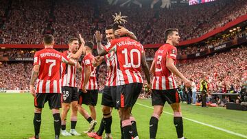 BILBAO, 24/10/2024.- Los jugadores del Athletic Club celebran el primer gol del equipo bilbaíno ante el Slavia de Praga durante el partido de Liga Europa disputado este jueves en San Mamés. EFE/ Javier Zorrilla