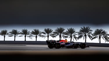 Verstappen, con el Red Bull en test de Bahréin.
