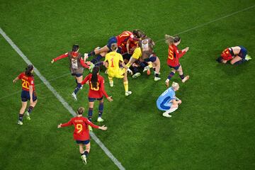 Las jugadoras celebran el primer Mundial de Fútbol Femenino para la selección española. 