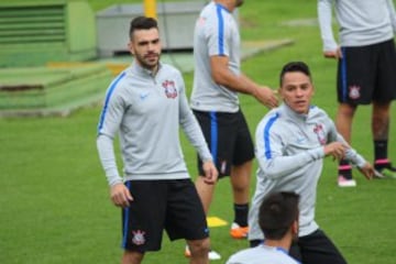 Corinthians entrenó en la tarde del martes en El Campín, bajo una permanente lluvia.  El equipo brasileño hizo trabajo defensivo en los cobros de pelota parada, previo al partido frente a Santa Fe del miércoles.