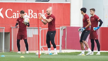 Bono y Dmitrovic, en la sesi&oacute;n de entrenamiento. 