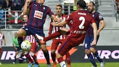 Diego Godín despeja el balón frente a Ander Capa.