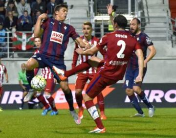 Diego Godín despeja el balón frente a Ander Capa.