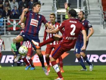 Diego Godín despeja el balón frente a Ander Capa.