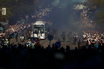 Así recibió el madridismo el autobús del equipo en el Bernabéu