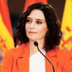 Isabel Díaz Ayuso, pillada en Ibiza besándose con su nuevo novio