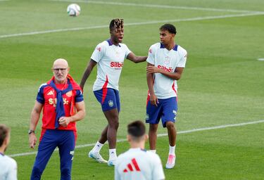 Nico Williams y Lamine Yamal durante el entrenamiento. 