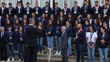 19/03/24 NATACION 
RECEPCION SM REY FELIPE VI MEDALLISTAS EN CAMPEONATOS MUNDIALES Y EUROPEOS MASCULUNOS Y FEMENINOS 
FOTO FAMILIA