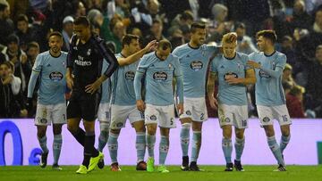 Celta Vigo's Danish midfielder Daniel Wass (2ndR) is congratulated by teammates after scoring during the Spanish Copa del Rey (King's Cup) quarter final second leg football match RC Celta de Vigo vs Real Madrid CF RC Celta de Vigo on January 25, 2017. / AFP PHOTO / MIGUEL RIOPA
