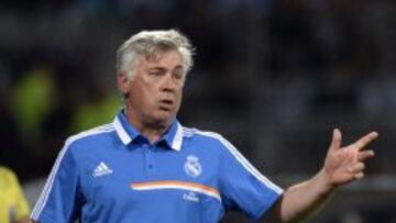 Carlo Ancelotti da órdenes a sus jugadores en Lyon.