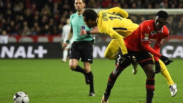 Paris Saint-Germain&#039;s Brazilian forward Neymar vies with Rennes&#039; Malian defender Hamari Traore (R) during the French League Cup football semi-final match between Rennes and Paris Saint-Germain at the Roazhon Park stadium in Rennes on January 30,