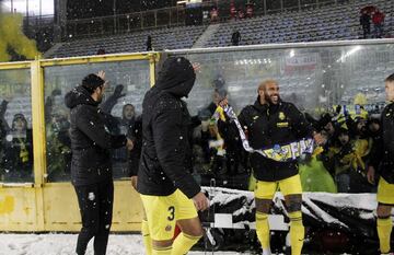 Los jugadores del Villarreal, tras suspenderse el partido, salieron al césped nevado para saludar a los aficionados amarillos