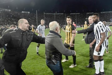 Las imágenes del dueño del PAOK con un arma en el césped