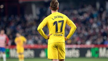 Barcelona's Dutch forward Luuk de Jong reacts to Granada's goal during the Spanish league football match between Granada FC and FC Barcelona at Nuevo Los Carmenes stadium in Granada on January 8, 2022. (Photo by JORGE GUERRERO / AFP)