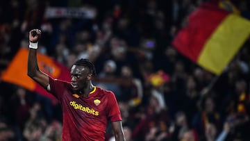 AS Roma's British forward Tammy Abraham celebrates at the end of the UEFA Europa League quarter-finals second leg football match between AS Rome and Feyenoord Rotterdam on April 20, 2023 at the Olympic stadium in Rome. (Photo by Filippo MONTEFORTE / AFP)