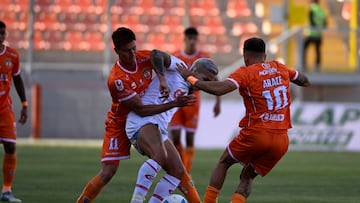 Futbol, Cobreloa vs Union San Felipe
Fecha 01, Liga Ascenso Caixun 2025.
El jugador de Cobreloa Rafael Arace disputa el balon con HHHH de Union San Felipe durante el partido primera division realizado en el estadio Zorro del Desierto Calama, Chile.
23/02/2025
Pedro Tapia/Photosport
Football, Cobreloa vs Union San Felipe
Date 01, Caixun Promotion League 2025.
Cobreloa player Rafael Arace disputes the ball with HHHH of Union San Felipe during the first division match held at the Zorro del Desierto Calama stadium, Chile.
23/02/2025
Pedro Tapia/Photosport