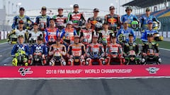 Los pilotos de MotoGP posan en la recta del circuito de Losail.