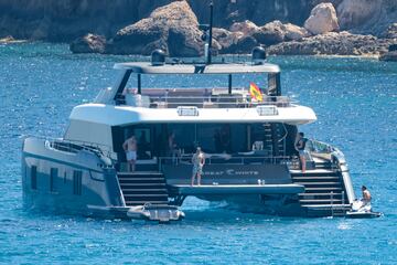 El tenista espa?ol se recupera de su lesi車n abdominal, que le oblig車 a abandonar el Grand Slam brit芍nico, en las aguas de la isla balear a bordo de un barco y rodeado de amigos.