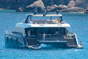 El tenista español se recupera de su lesión abdominal, que le obligó a abandonar el Grand Slam británico, en las aguas de la isla balear a bordo de un barco y rodeado de amigos. 