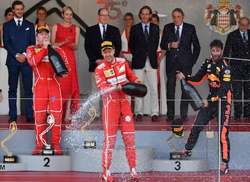 Sebastian Vettel celebra la victoria en Mónaco en el podio junto a Kimi Raikkonen y Daniel Ricciardo.