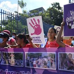 Mujeres marchan en El Salvador: “Queremos visibilizar la violencia que el Estado está ejerciendo”