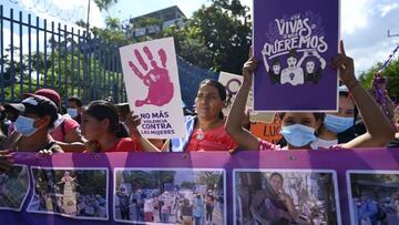 Mujeres en El Salvador marchan en el D¨ªa de la Eliminaci¨®n de la Violencia contra la Mujer contra las vulneraciones sufridas durante el estado de excepci¨®n.