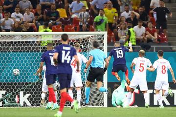 1-1. Karim Benzema marca el primer gol.